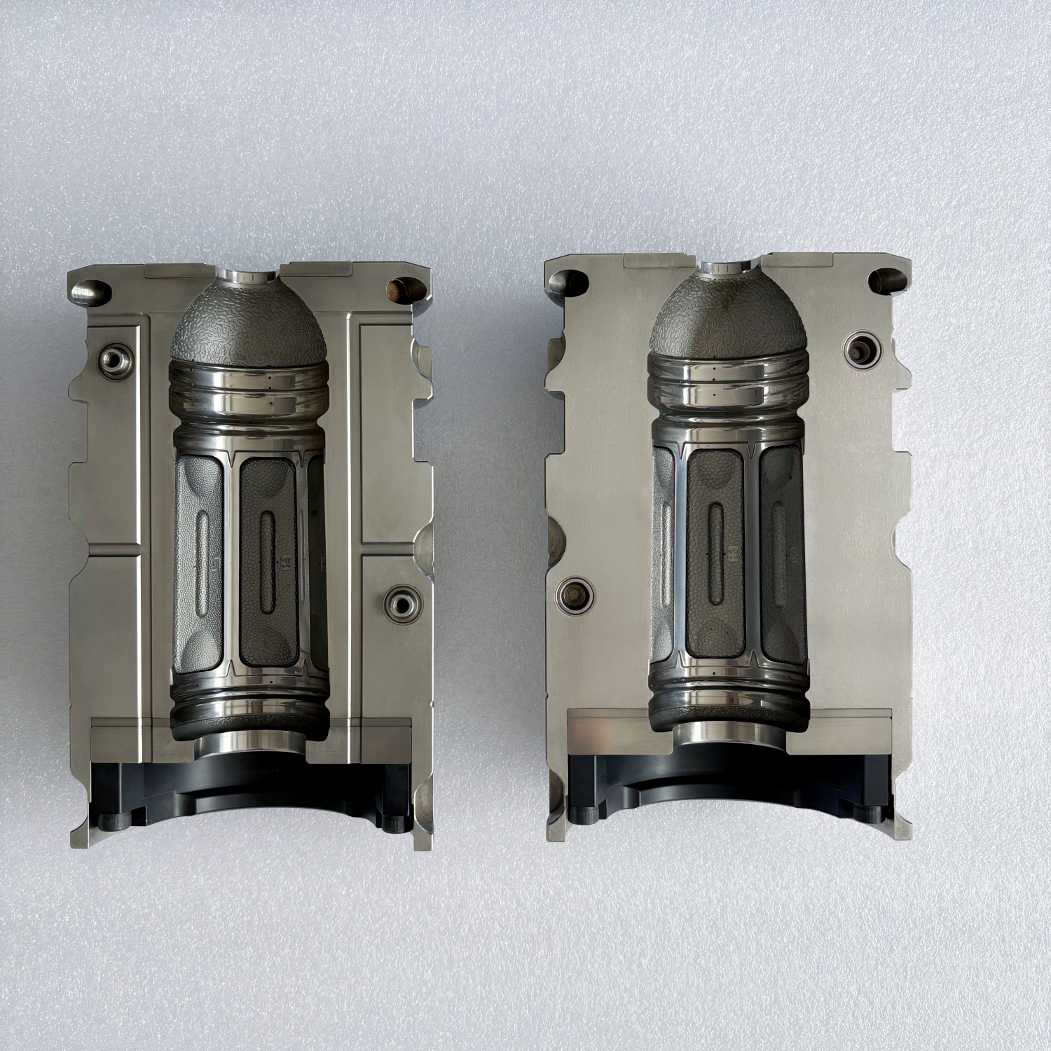 Hot-Fill-Compatible Steel Blow Mould (2)