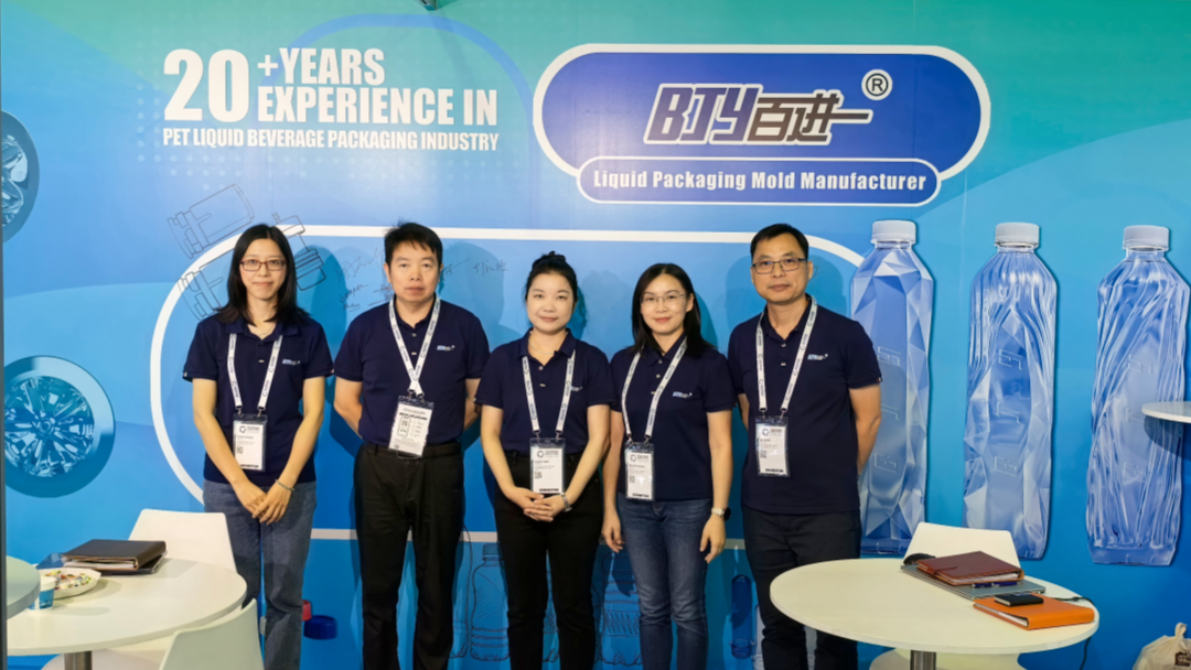 Engineer from Foshan Baijinyi demonstrating advanced PET mold design and venting innovation to visitors.